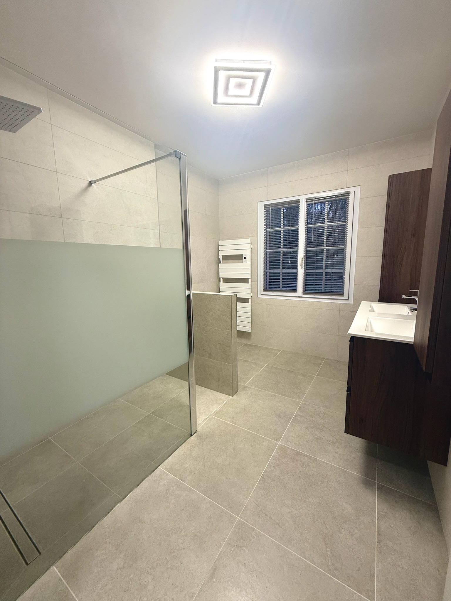 Vue d'entrée dans la salle de bain Vue d'entrée dans la salle de bain