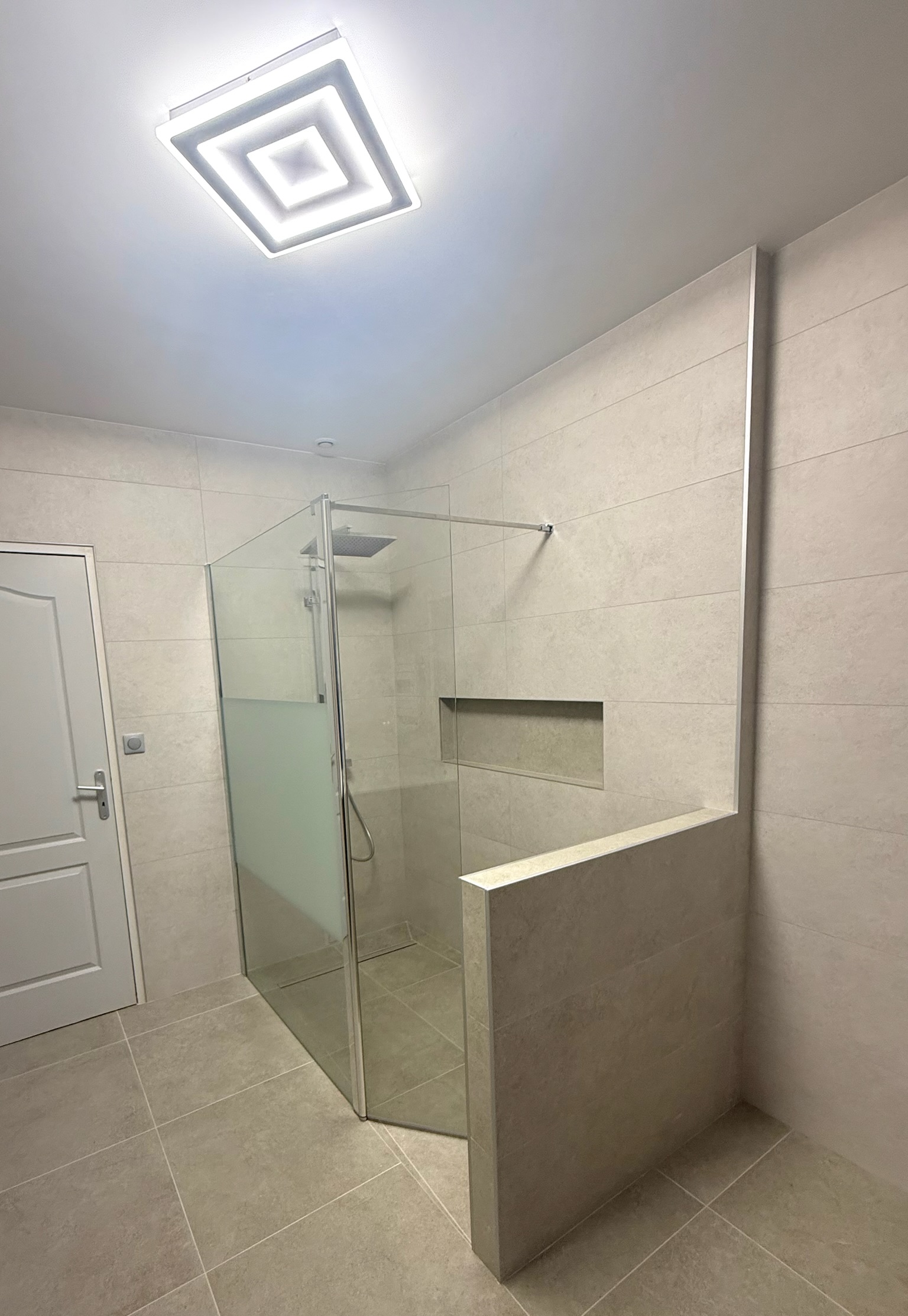 Espace de douche à l'italienne, caniveau de douche Espace de douche à l'italienne, caniveau de douche