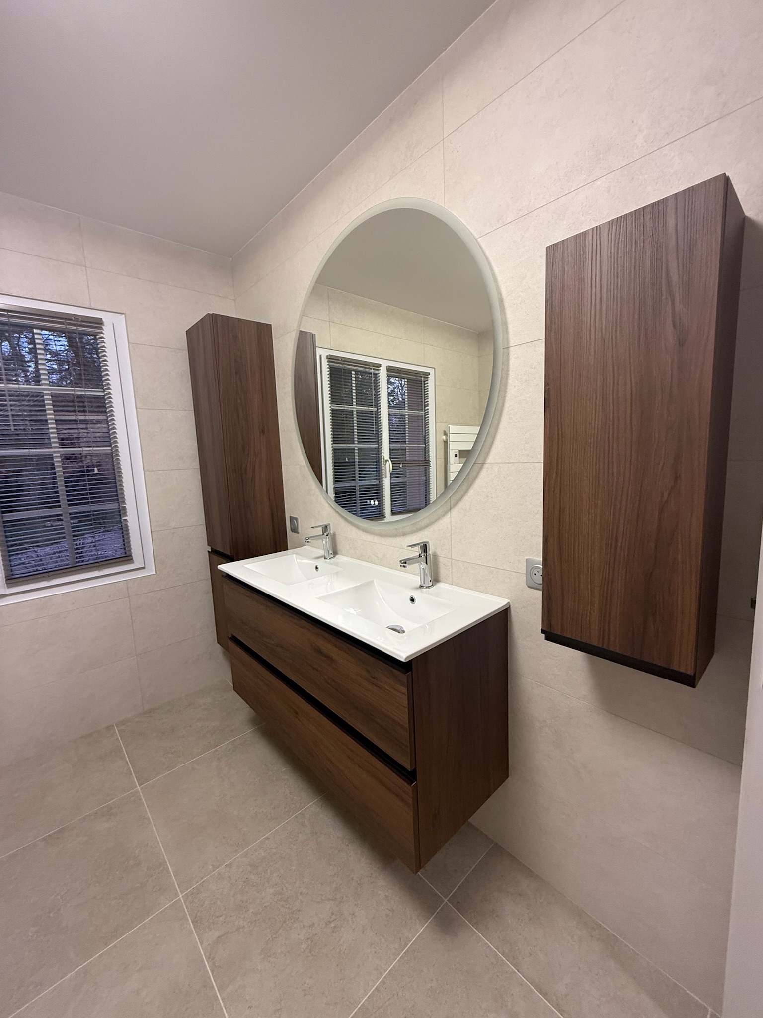 Meuble double vasque coloris noyer brun Meuble double vasque coloris noyer brun