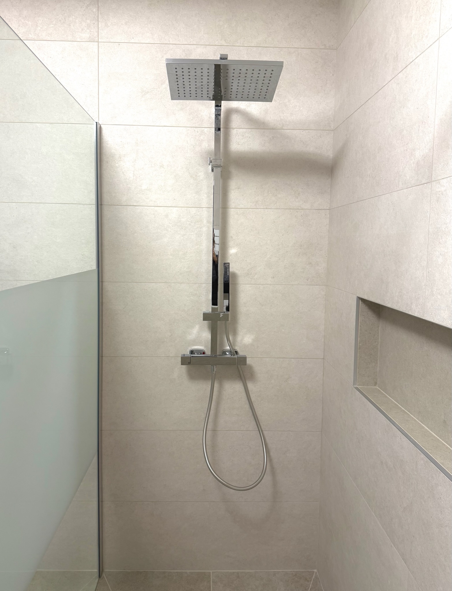 Colonne de douche thermostatique épurée Colonne de douche thermostatique épurée